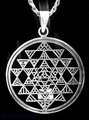 Um amuleto de metal que atrai boa sorte em forma de pingente