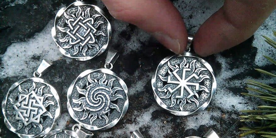 Amuletos eslavos que atraem riqueza feitos de prata