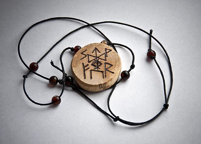 amuleto de madeira